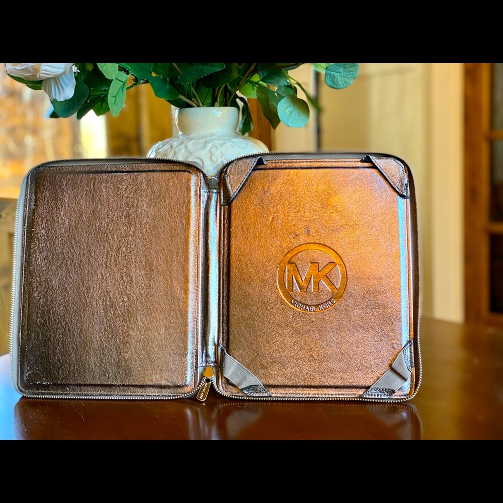 MICHAEL KORS TABLET/IPAD CASE W/ STAND